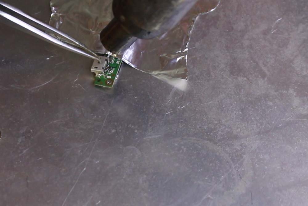 припаиваем новый разъем зарядки micro USB